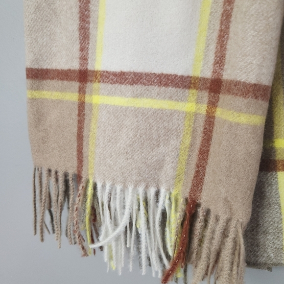 Banana Republic Fringe Scarf Beige Tan Ivory Cream yellow NWT - Picture 2 of 3